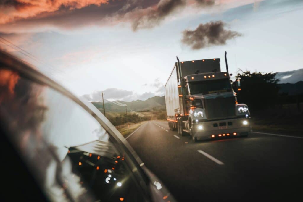 josiah-farrow-ucuOscdCaO4-unsplash trucking loans